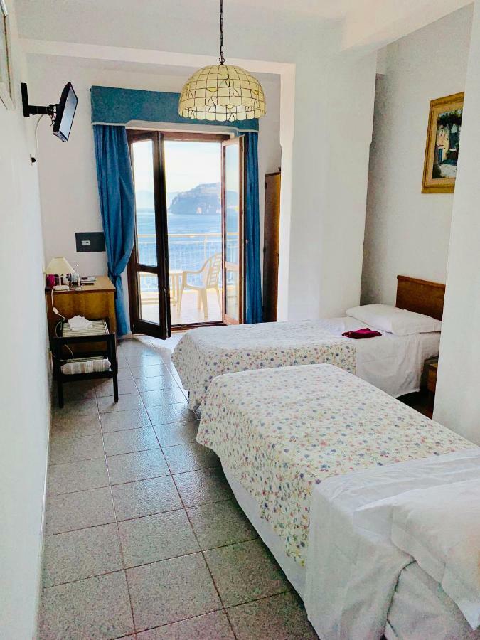 Zweibettzimmer mit Balkon