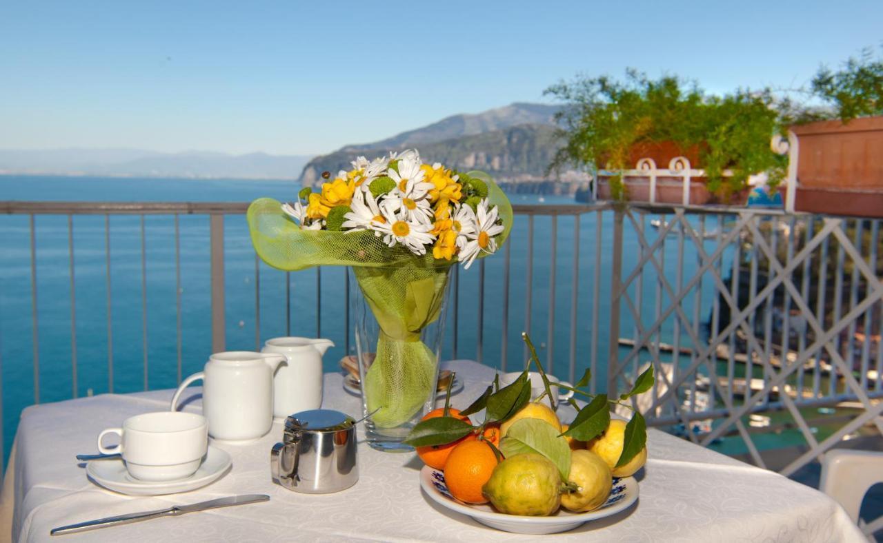 Doppelzimmer mit Balkon und Meerblick
